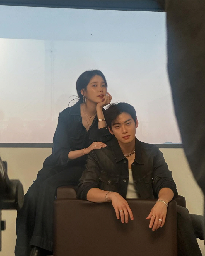 ♥이종석 눈감아...아이유, 차은우와 B컷서 다정 스킨십 '눈호강 비주얼…