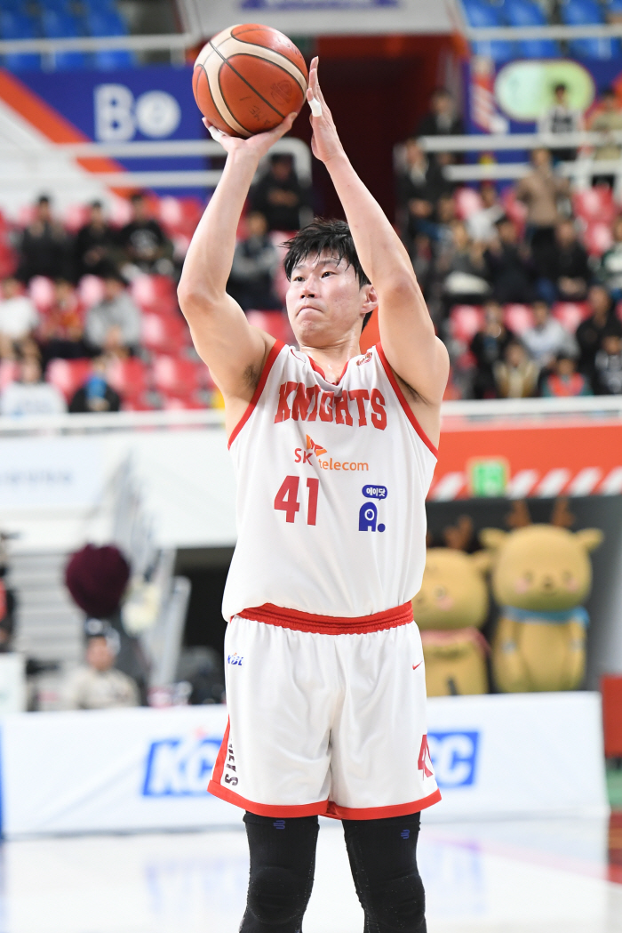 서울 SK 오세근 15득점 앞세워 현대모비스 제압, 단독 선두 질주