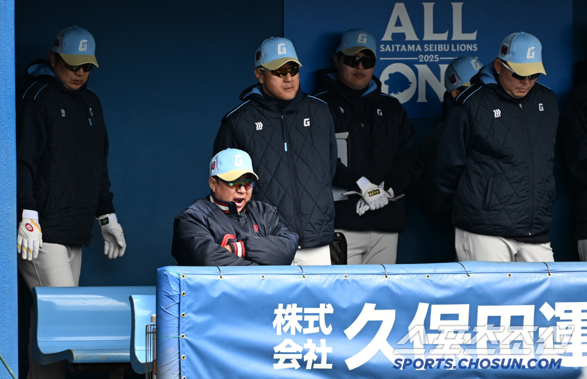 육군 포병 만기 전역한 정철원을 신인왕으로 만든 롯데 김태형 감독이 피칭을 지켜보고 있다. 미야자키(일본)=박재만 기자 pjm@sportschosun.com