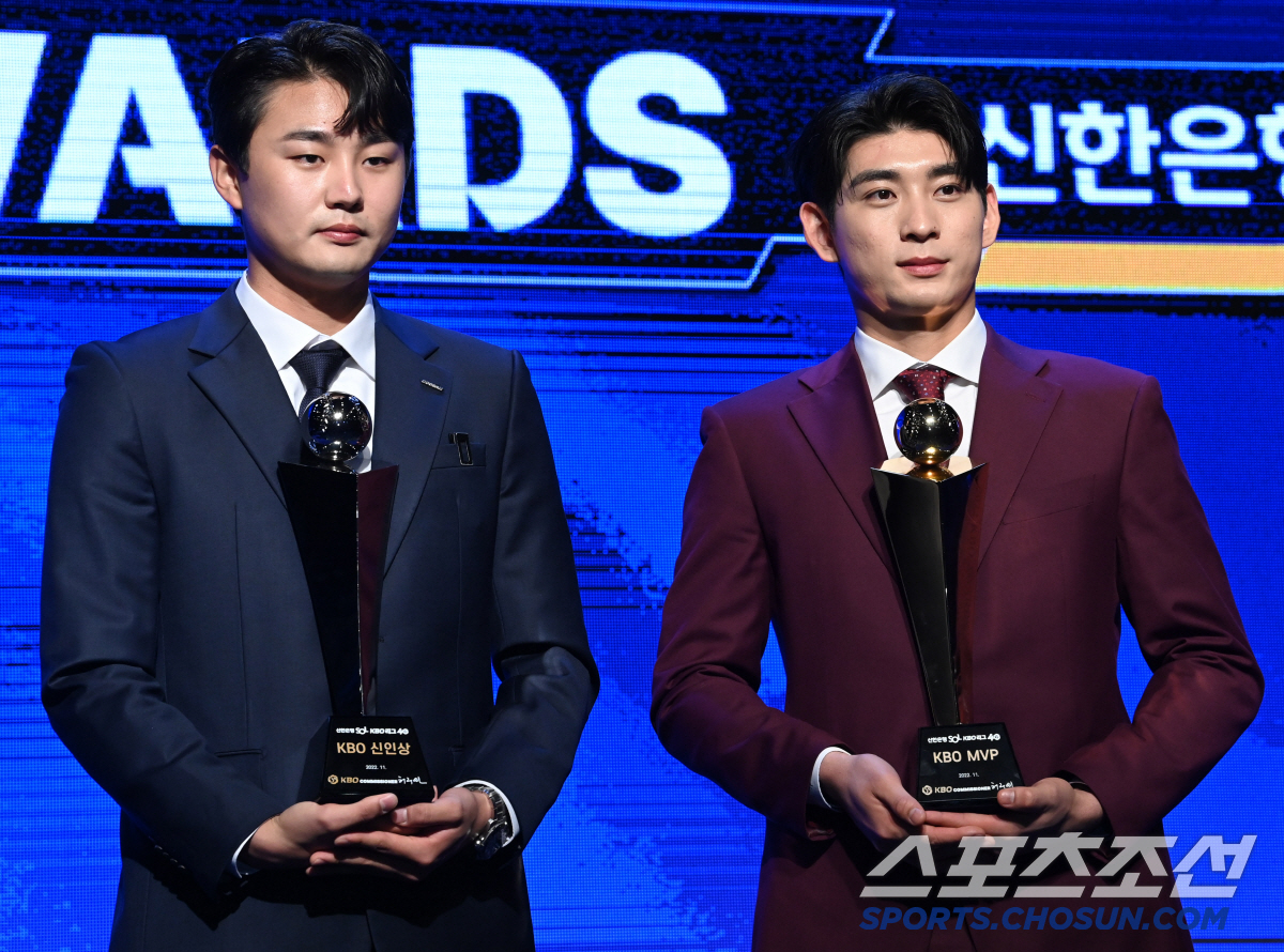 2022 KBO 신인왕 트로피를 들고 MVP 이정후와 어깨를 나란히 한 정철원