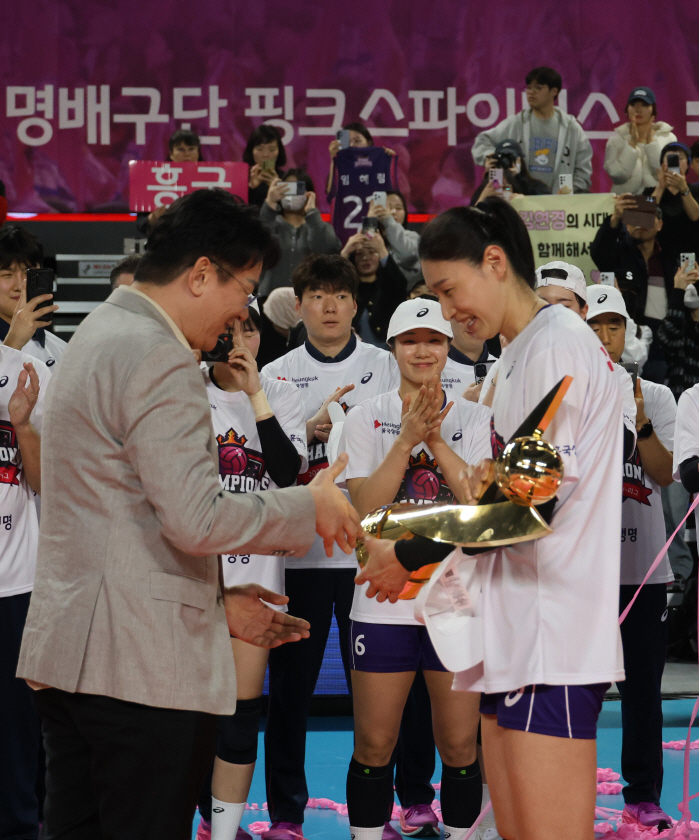 '매진! 매진! 매진! 매진!' 김연경 은퇴 투어에 구름 관중이 몰린다[…