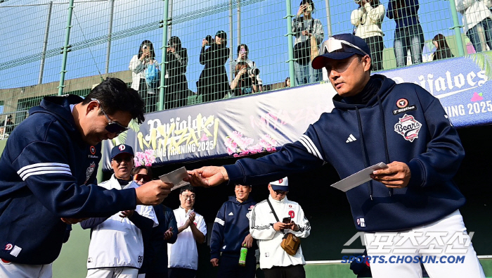 '충격요법 다음날 오릭스 완파' 활짝 웃으며 격려금 건넨 이승엽 감독[미…