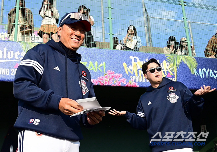 '충격요법 다음날 오릭스 완파' 활짝 웃으며 격려금 건넨 이승엽 감독[미…