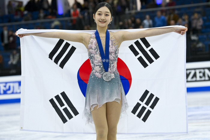 "주니어 월드, 마지막 메달→후회없어" 韓 피겨 미래 신지아, 첫 4년 연속 은메달…7위→2위 대반전