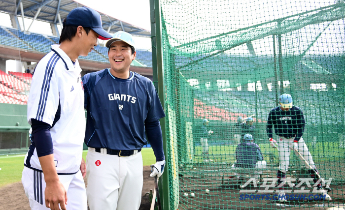 "민석아 슈퍼스타야 뭐야!" 두산 유니폼 입고 롯데 찾은 김민석 향한 형…