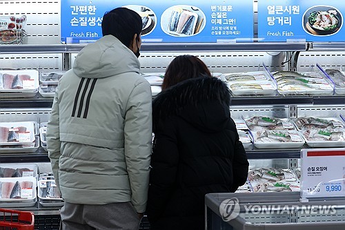 (서울=연합뉴스) 진연수 기자 = 서울의 한 대형마트에서 장을 보는 시민들. 2025.2.9 jin90@yna.co.kr