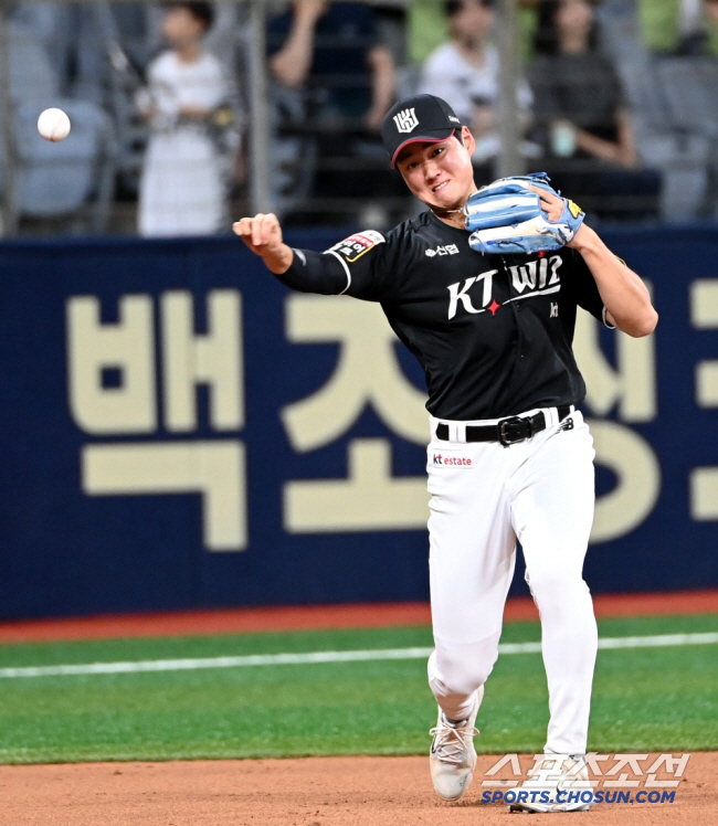 퓨처스 정복한 타격→'40억 FA' 멘토까지…대형 내야수 탄생 예고 "준…