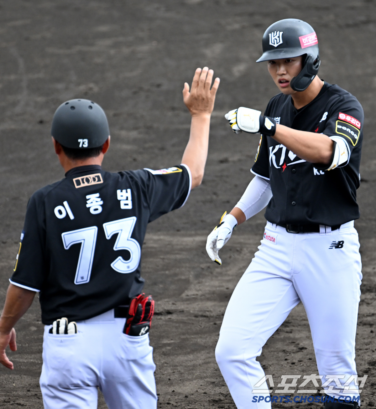 퓨처스 정복한 타격→'40억 FA' 멘토까지…대형 내야수 탄생 예고 "준…