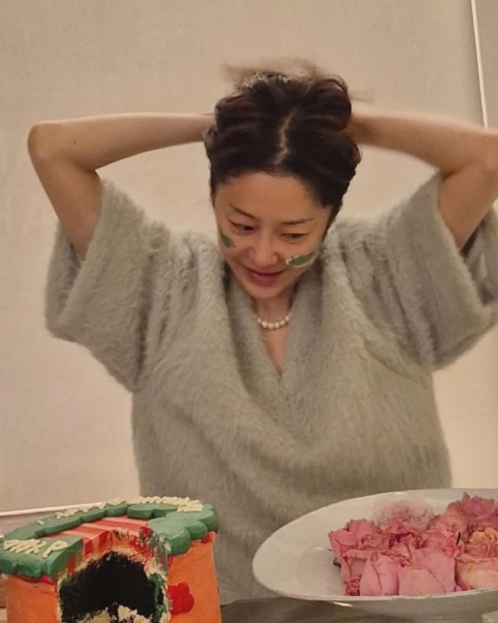 고현정, 화려한 생일파티...선물 한가득 감사 인사= 반전 애교 "이런 …