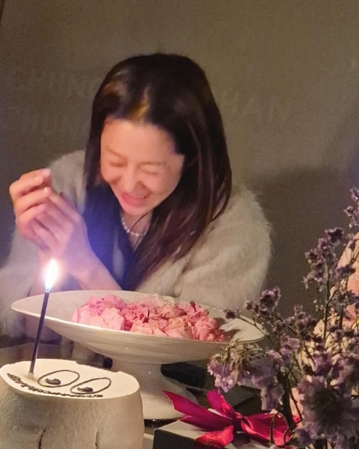 고현정, 화려한 생일파티...선물 한가득 감사 인사= 반전 애교 "이런 …