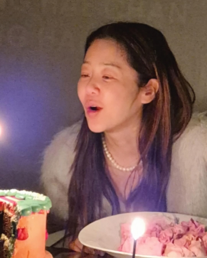 고현정, 화려한 생일파티...선물 한가득 감사 인사= 반전 애교 "이런 …