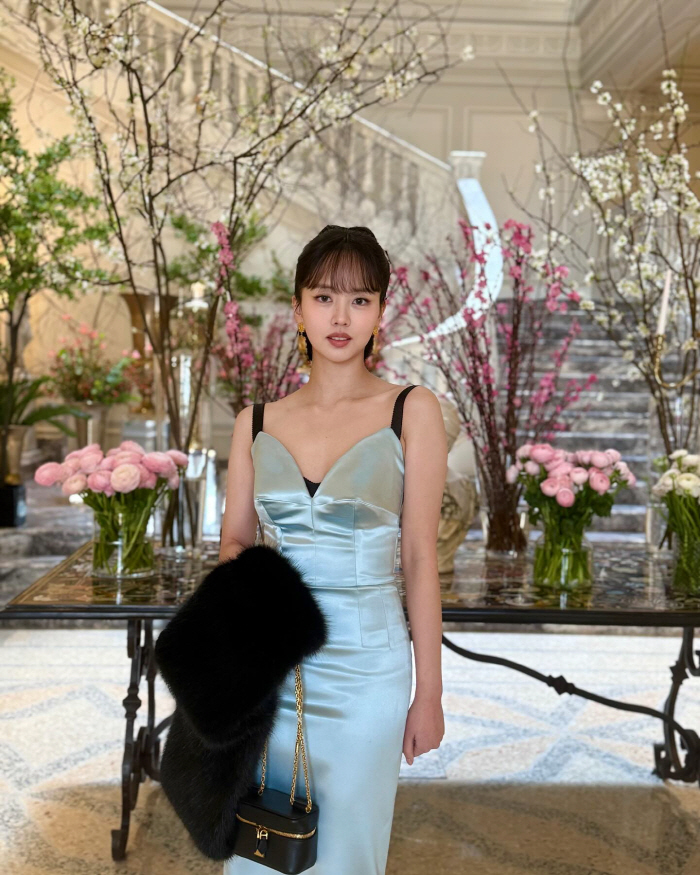 [SCin스타] "개미허리+고혹미" 김소현, 파격 새틴 드레스로 치명적 …