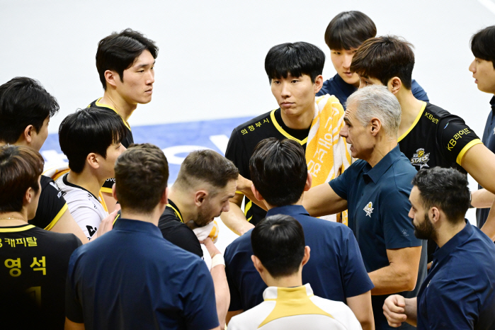 '감독님, 오늘은 칭찬해주실거죠?' 김우진-막심 날았다...삼성화재, K…