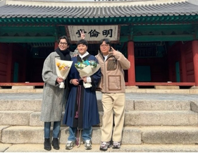 [SCin스타] “5수 끝 입학, 21년 만 졸업” 김대명, 학사모 던지…