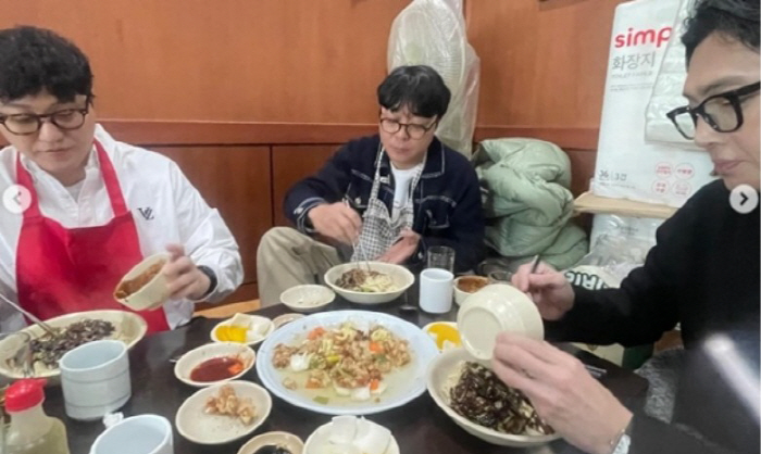 [SCin스타] “5수 끝 입학, 21년 만 졸업” 김대명, 학사모 던지…
