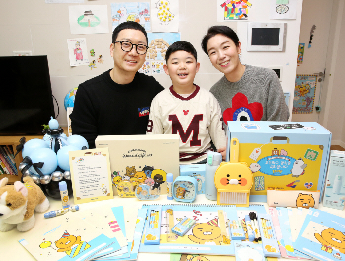 아시아나, 임직원 자녀 초등생 입학 축하 선물 전달