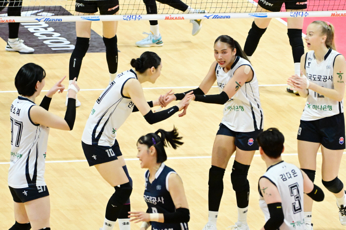 5세트 1점 차. 신인이 이런 배짱을?…도로공사, 페퍼저축은행 제압 '시…