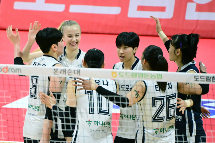 5세트 1점 차. 신인이 이런 배짱을?…도로공사, 페퍼저축은행 제압 '시…