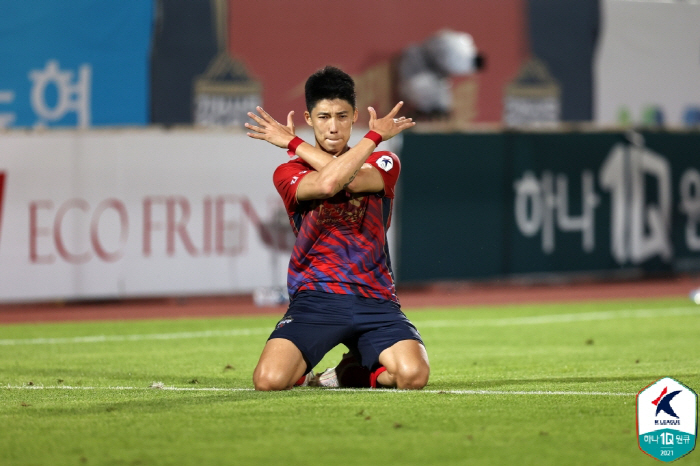 [단독]'허날두' 허용준, 새 둥지 찾았다 '서울 이랜드행 확정'