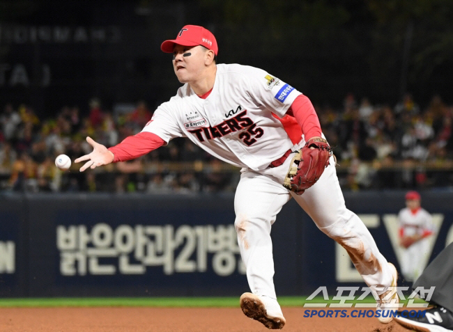 1루 떠나 외야 돌아간 거포가 최고 유격수, MVP에 전한 진심 "솔직히…