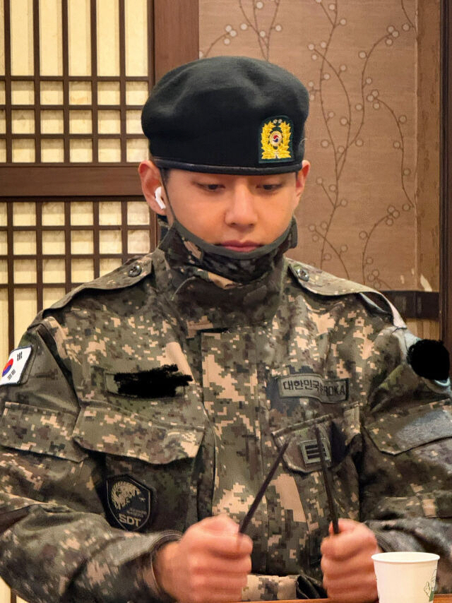 '병장' BTS 뷔, 특급전사된 근황 "운동하다 갈비뼈 나갔다 돌아와"