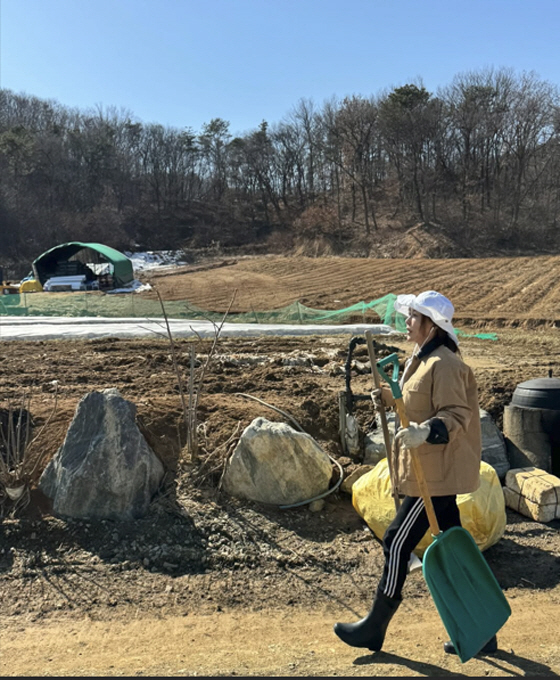 S.E.S. 슈, 불법도박 끊고 시골서 '농사 中'...삽 들고 1500…