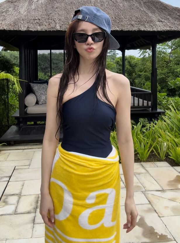 [SCin스타] '베복' 복귀하더니 발리서 탄탄 모노키니 자태 뽐낸 윤은…