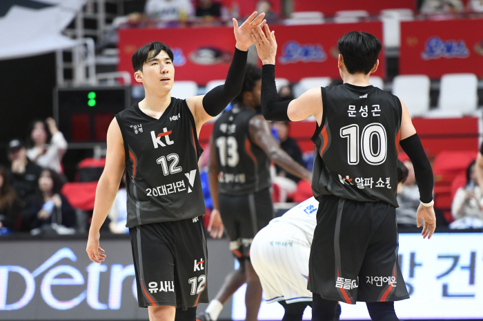 [현장분석] 진흙탕싸움 속 떠오른 슈퍼문+슈퍼문. 29점 합작 문-문 듀오, KT 1점 차 극적 역전승. 본격 2위 싸움 가세