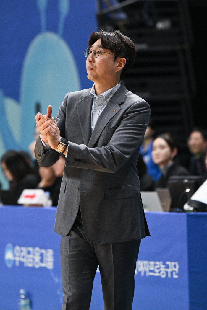 [현장인터뷰] 김완수 KB스타즈 감독, "나가타가 인생 경기를 했다"