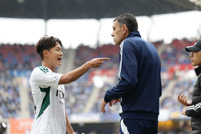 "이것 실화냐" 6경기 단 5골→경기당 0.83골, 추위→잔디 '탓탓탓'…