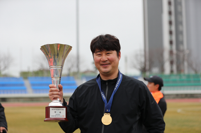'고정운→황선홍 르네상스 건국대' 20년 만에 정상 등극 이성환 감독 "…