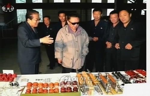 (서울=연합뉴스) 북한 김정일 국방위원장이 함경남도 함흥 반도체 재료공장을 시찰, 희토류 금속공장에서 생산한 제품들을 살펴 보고 있다. 2009.7.1