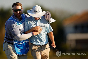 PGA 투어서 캐디 '부자(父子) 대결' 성사…주인공은 라카바 부자