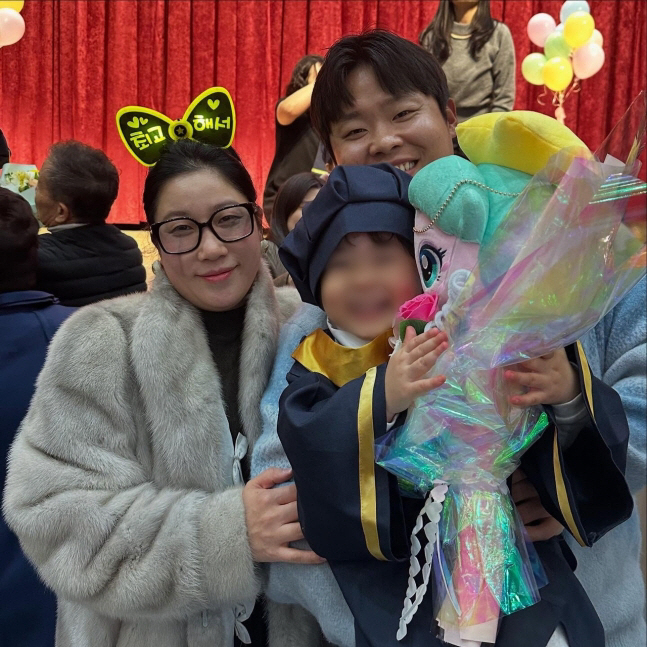 [SCin스타] "명당자리 포기" 딸 첫 발표회 뒷자리서 눈물 훔친 김영…