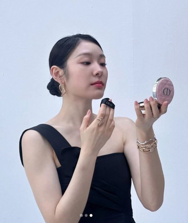 [SCin스타] “얼마나 더 예뻐질 거야?” 김연아, 치명적 블랙드레스+…