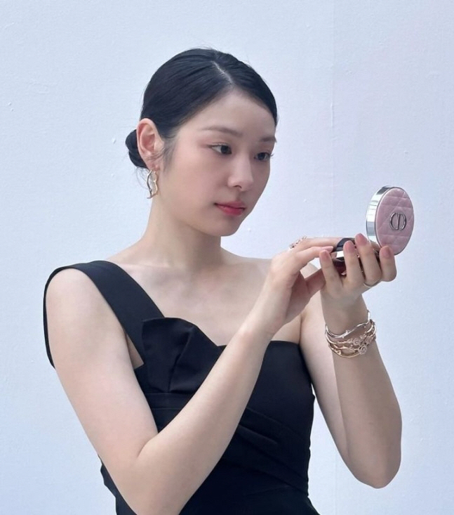 [SCin스타] “얼마나 더 예뻐질 거야?” 김연아, 치명적 블랙드레스+…