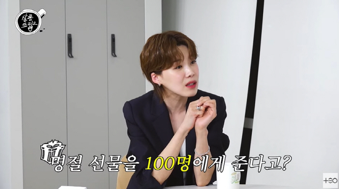 아이유, 기부액 무려 60억인데...100명에 명절선물까지 "어릴 때 시…