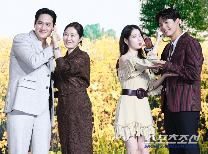 [포토] 아이유-박보검과 박해준-문소리, 젊음과 중년의 동일 인물