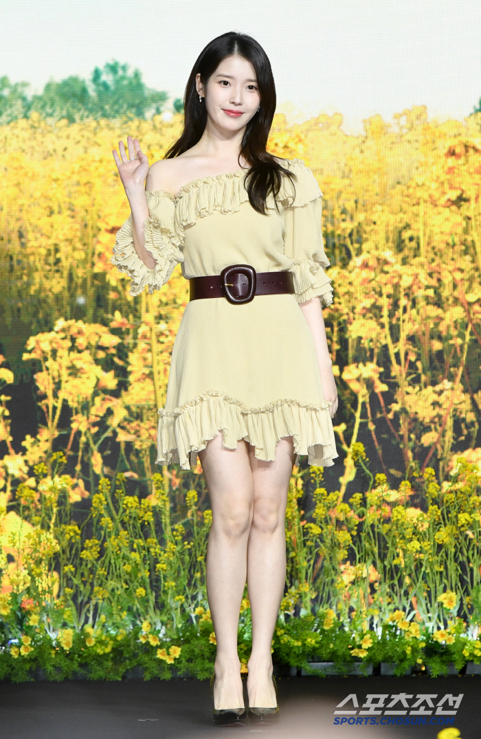 [포토] 아이유, 유채꽃보다 싱그러운 예쁨
