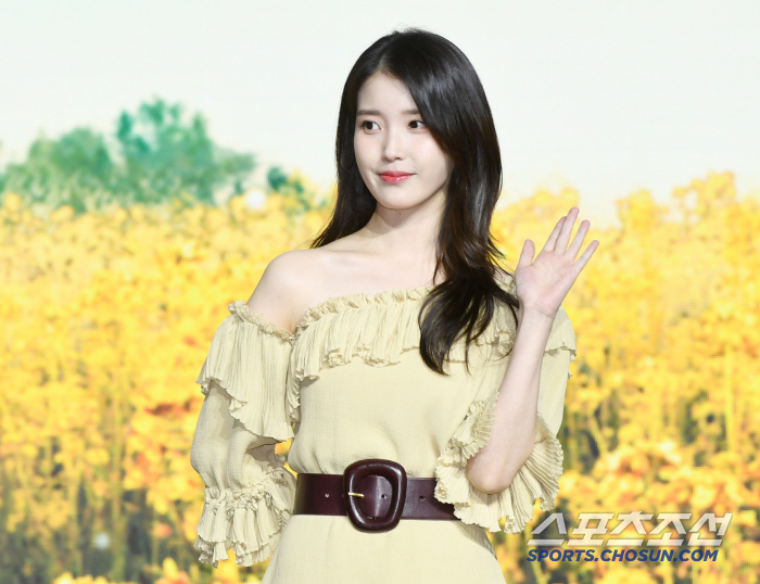 [포토] 아이유, 사랑스러운 손인사