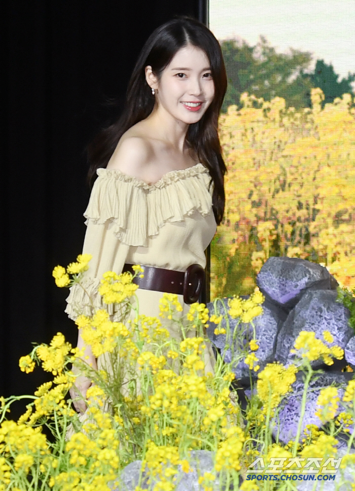 [포토] 아이유, 유채꽃 여신