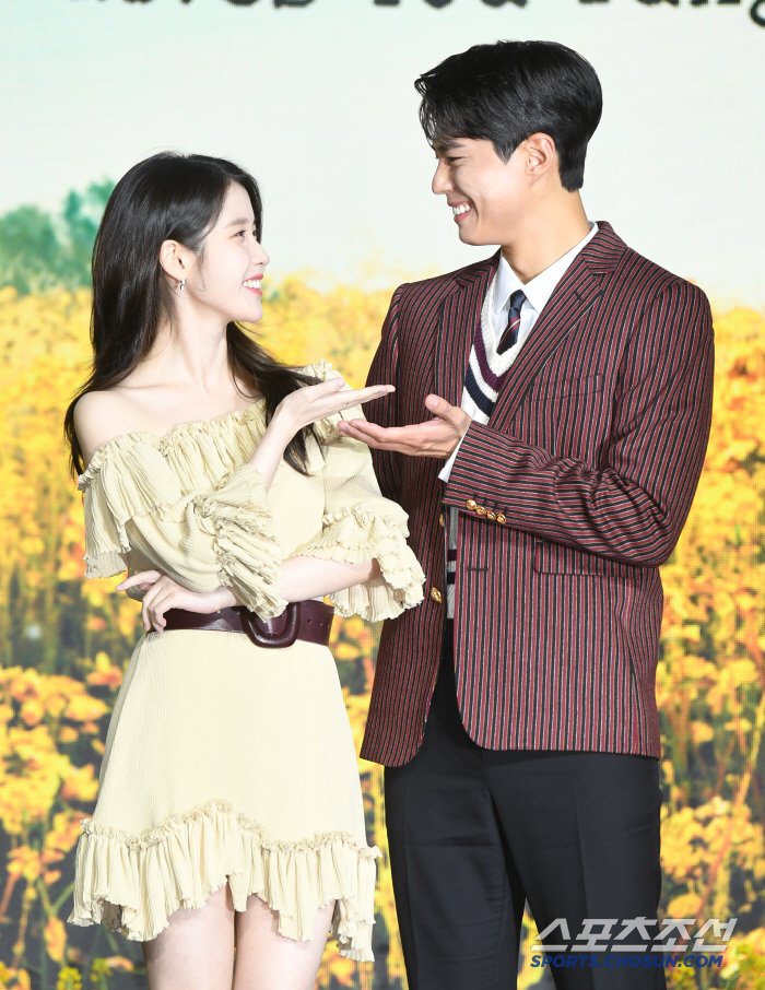 [포토] 아이유-박보검, 꿀 떨어지는 눈맞춤