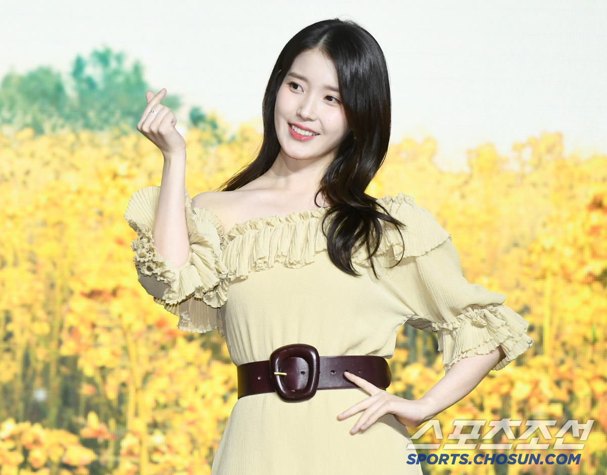 [포토] 아이유, 상큼한 유채꽃 미모