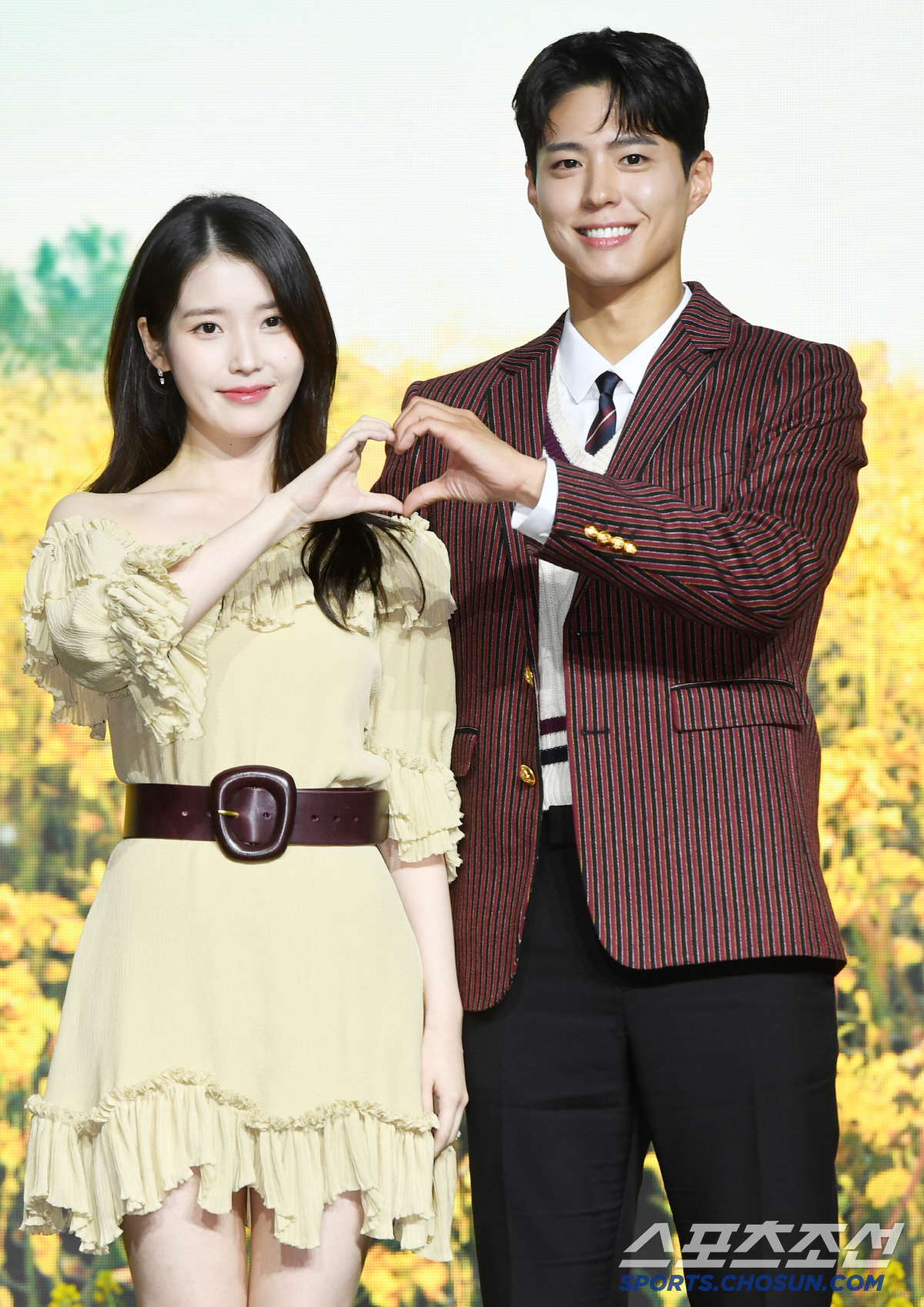 [포토] 아이유-박보검, 눈부신 손하트