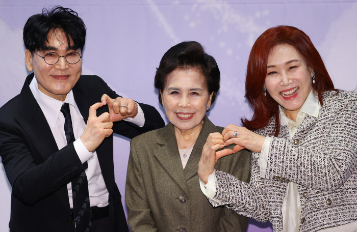 [SC현장]"후배들과 마지막 공연"…이미자, 전통가요 향한 '예순여섯 순…