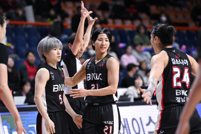 [현장분석] PO 화법의 차이, 준비완료 BNK+총체적 난국 삼성생명. BNK 2차전 완승. 안혜지 3점은 '크랙'이었다