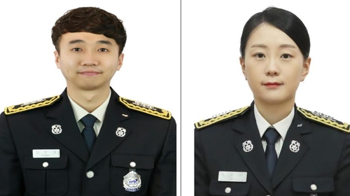 부부 소방관이 여객기 안에서 쓰러진 환자 응급처치