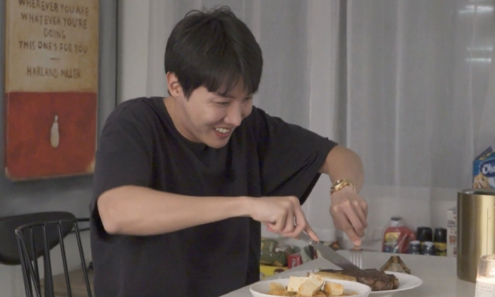 BTS 제이홉, 미소 똑닮은 '4살차' 친누나 공개...애교 만점 '남동…