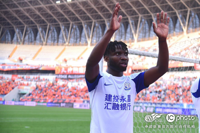 이를 어쩌나...中 축구, WC 진출 대위기! 우레이에 이어 '비장의 무…