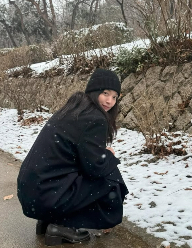 아아+핫팩 들고 찰칵…신민아, ‘소탈+힙’ 일상 블로그 화제